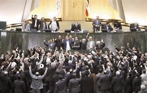 نواب ايرانيون يهتفون بالموت لرموز المعارضة كروبي وموسوي وخاتمي	افپ﻿