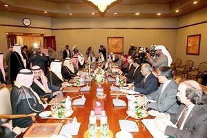 سمو رئيس الوزراء الشيخ ناصر المحمد خلال جلسة المباحثات

