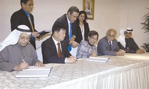 دموضي الحمود ودعبداللطيف البدر وممثل الشركة الصينية وحسين الخرافي ودرنا الفارس خلال توقيع العقد﻿﻿محمد ماهر﻿