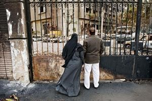 مصريان يراقبان الدمار الذي حل بمقر الحزب الوطني في القاهرة	افپ
﻿