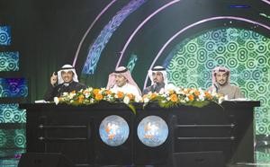 عريف الحفل طالب الشريف يتوسط الشعراء السبيعي والديحاني والهبيدة