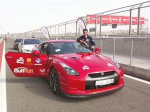 محمد يعقوب صرخوه معتزا برقمه القياسي الى جانب سيارته في حلبة البحرين﻿