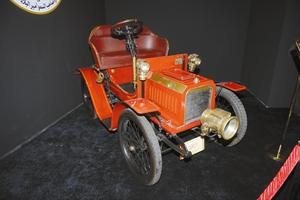 احدى السيارات التاريخية المشاركة في المعرض﻿