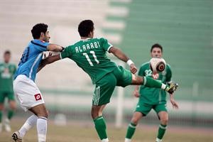 نجم المباراة حسين الموسوي يروض الكرة من امام مدافع السالمية﻿﻿عادل يعقوب﻿
