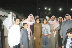 الشيخ احمد الفهد محاطا بمحبيه من الجمهور