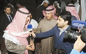 الشيخ احمد الفهد متحدثا للصحافيين
