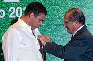 الظاهرة رونالدو يتسلم ميدالية الشرف من حاكم ولاية ساو باولو جيرالدو الكمين	اپ﻿