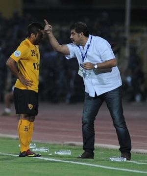 محمد ابراهيم يوجه عبدالعزيز المشعان خلال احدى المباريات﻿