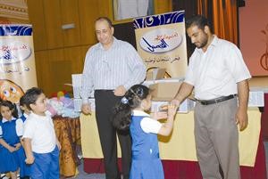 توزيع هدايا مجموعة الفيصل على اطفال الروضة﻿