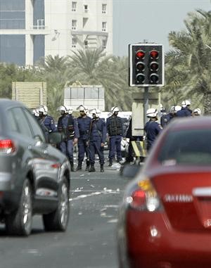 قوات الامن البحرينية تنظم عمليات السير قرب دوار اللؤلؤة	 افپ﻿