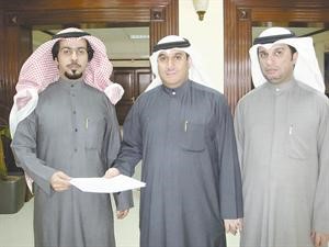 عبدالعزيز الشرثان وجاسم الناصر وحسن العازمي اثناء توقيع الاتفاقية
﻿