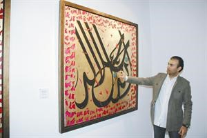الفنان ابراهيم حبيب امام احدى لوحاته
﻿﻿كرم ذياب﻿