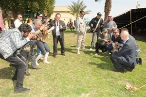 عدد من الديبلوماسيين حرصوا على التقاط الصور مع الصقر﻿