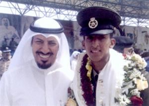 العقيد المتقاعد نهار العتيبي مع ابنه فيصل اثناء التخرج