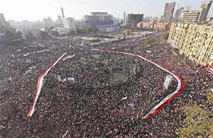 علم مصري ضخم حمله المتظاهرون في ميدان التحرير امسافپاپ