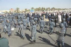 القوات الخاصة تحيط بالمتظاهرين وتدعوهم لفض مسيرتهم غير المرخصة في تيماء امس﻿﻿سعود سالم﻿