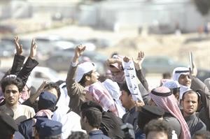 مجموعة من المتظاهرين انتقلوا الى منطقة النعيم قبل فض تظاهرتهم﻿