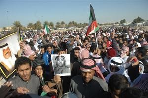 العشرات من المشاركين في تظاهرة تيماء بعد انطلاقها من المسجد الشعبي بعد صلاة الجمعة﻿