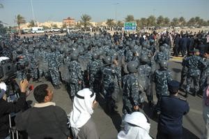 رجال القوات الخاصة يضربون طوقا امنيا في محيط المظاهرة﻿﻿سعود سالممحمد ماهر﻿
