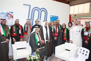 محمد الكندري وعلي الحداد مع عدد من التعاونيين في المعرض﻿
