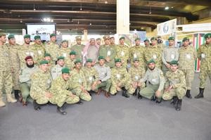 اللواء ناصر الدعي متوسطا عناصر الحرس الوطني المشاركين في تنظيم جناح الحرس في المعرض
﻿