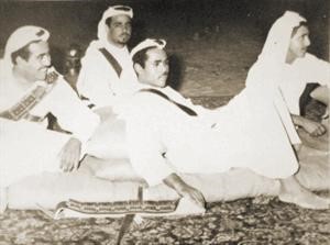سمو الشيخ نواف الاحمد مع الشهيد الشيخ فهد الاحمد على الحدود الكويتية - العراقية عام 1961﻿