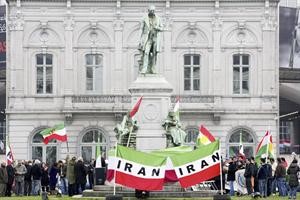 متظاهرون في بروكسل خرجوا تاييدا لنشر الديموقراطية في ايران افپ