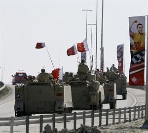 رتل من المركبات العسكرية لدى انسحابها من شوارع المنامة	افپ﻿