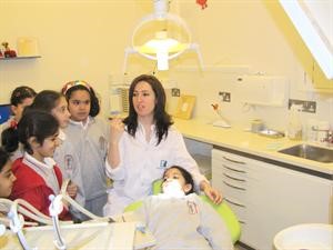 طالبات الاكاديمية الاميركية اثناء زيارتهن لمستشفى السيف﻿