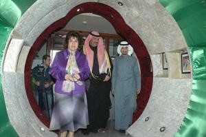 الشيخ طلال الخالد وجولة داخل المعرض
﻿