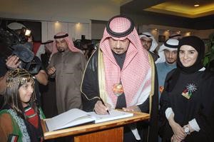 الشيخ طلال الخالد يدون كلمته في سجل المعرض﻿