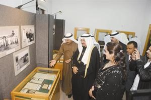 الشيخ احمد العبدالله خلال جولة في المعرض	متين غوزال﻿