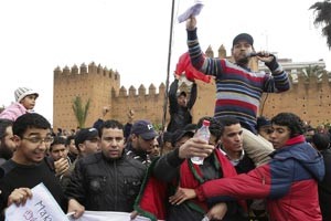 محتجون مغاربة يطالبون بالحدّ من سلطات الملك