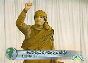 صورة عن التلفزيون الليبي للزعيم معمر القذافي محييا انصاره في نالو امس الاول	 رويترز﻿
