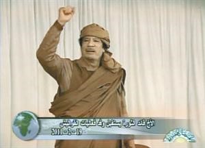 صورة ماخوذة عن التلفزيون الرسمي للزعيم الليبي معمر القذافي محييا انصاره في نالوت امس الاول		رويترز﻿