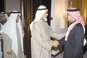 ولي عهد البحرين الامير سلمان بن حمد ال خليفة خلال استقباله ممثلي الجمعيات الاسلامية في قصر الرفاع امس الاول﻿