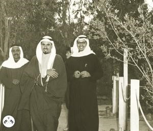 سمو الامير الراحل الشيخ جابر الاحمد متجولا في حديقة سلوى﻿