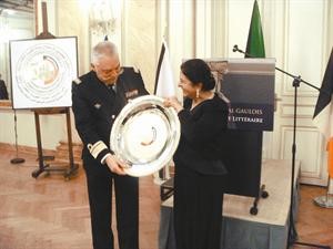 السفيرة نبيلة الملا تقدم هدية تذكارية الى احد قادة البحرية البلجيكية
﻿