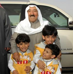 صاحب السمو الامير في لقطة ابوية مع اطفال الكويت﻿