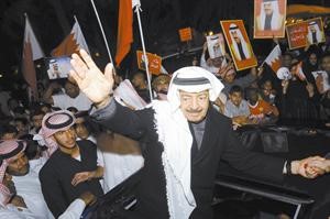 رئيس الوزراء صاحب السمو الملكي الامير خليفة بن سلمان ال خليفة يحيي مؤيديه بنا