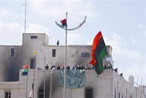 متظاهرون يحتفلون بتحرير بنغازي وسيطرتهم على احد الابنية الرسمية رويترز