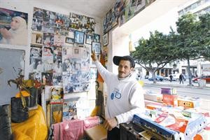 المحب الاول لملك المغرب يشير الى صوره على جدران محله	رويترز﻿