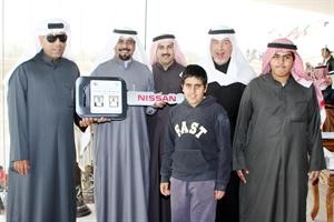 الشيخ علي الحمود يسلم مفتاح السيارة الى احد الفائزين﻿