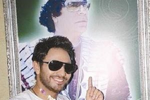 صورة لتامر حسني مع بوستر للقذافي تزيد غضب الجمهور
﻿