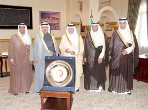 الشيخ حمد الجابر مع الامير خالد الفيصل واعضاء الوفد المرافق﻿