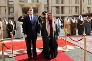 سمو رئيس مجلس الوزراء الشيخ ناصر المحمد ورئيس وزراء المملكة المتحدة لبريطانيا العظمى وايرلندا الشمالية ديڤيد كاميرون يستعرضان حرس الشرف