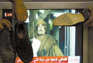 واردنيون يقذفون صورته على الشاشات بالاحذية﻿