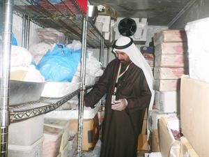 كشف على محتويات احد المخازن
