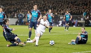 مهاجم ريال مدريد كريم بنزيمة يمر من مدافعين في طريقه لتسجيل هدف التعادل 	رويترز﻿