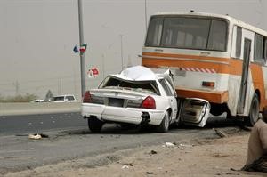 سيارة الشابين الكويتيين بعد اصطدامها بالباص﻿